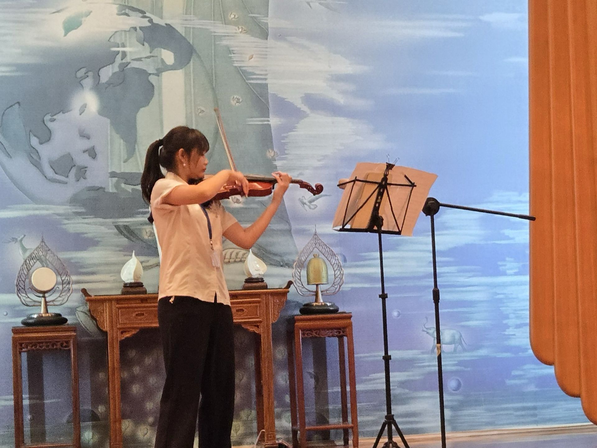 同樣接受頒獎的學子以小提琴演奏悅耳的歌曲