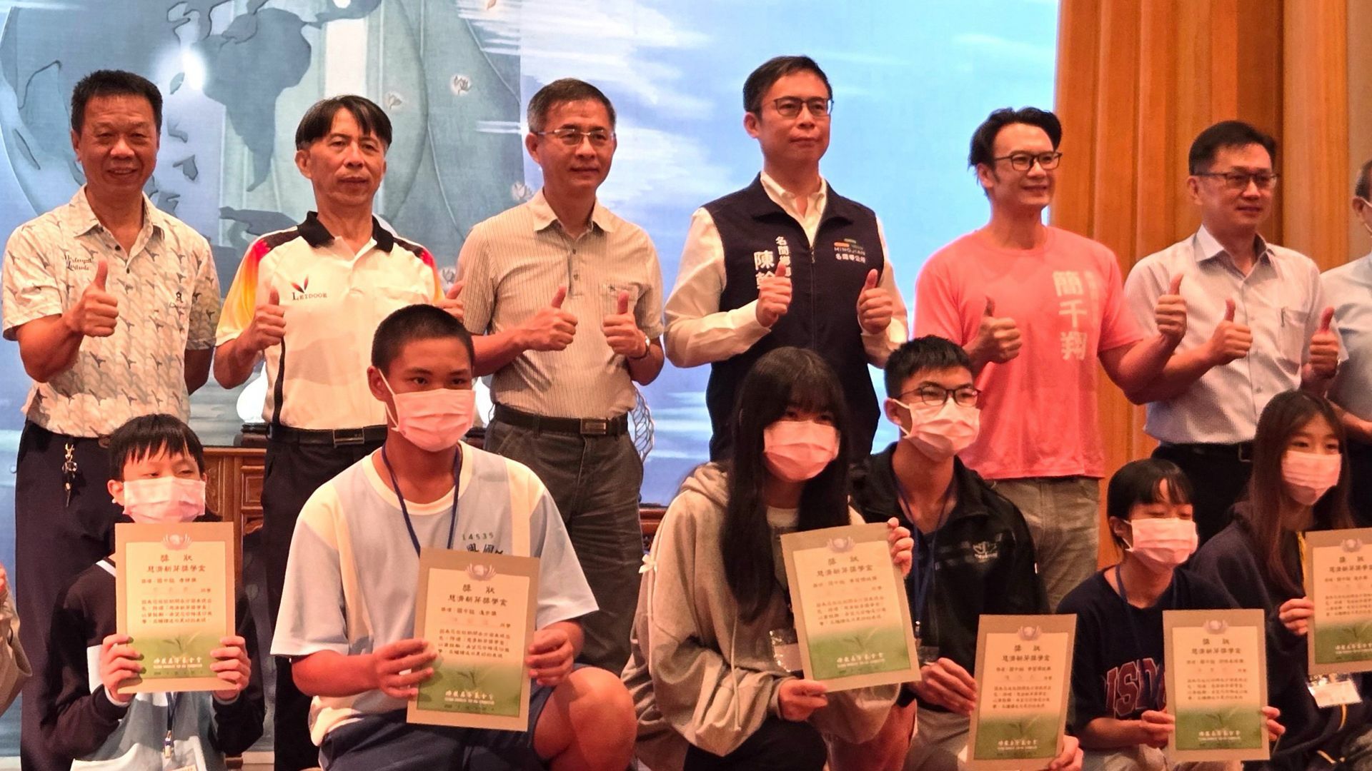 學子上台接受貴賓與慈濟人頒獎