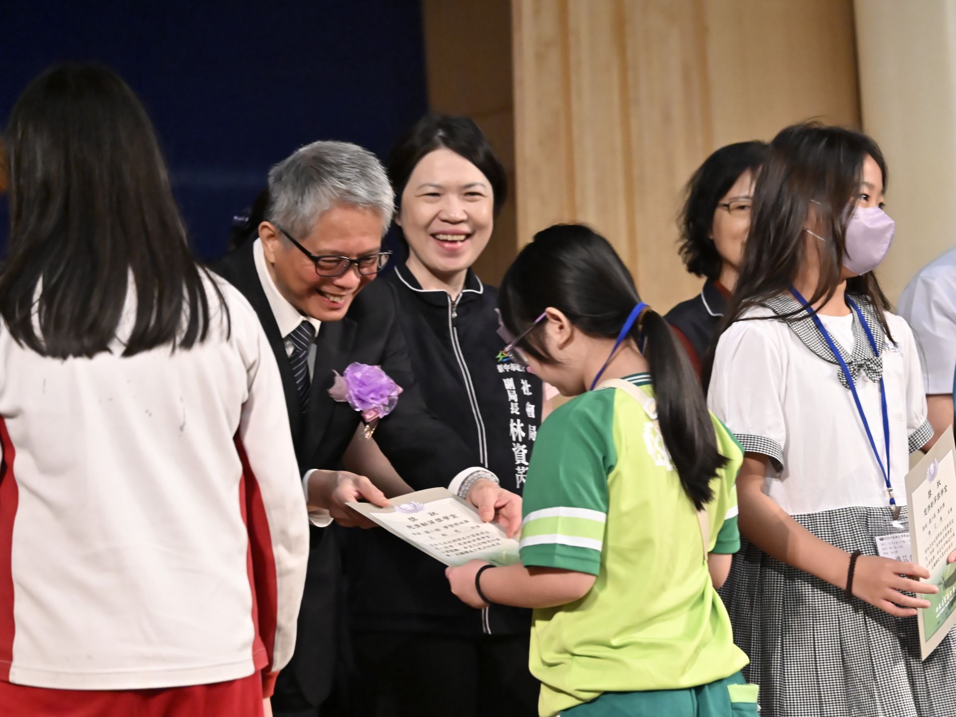 慈濟慈善事業基金會副執行長熊士民出席頒獎、勉勵學子。