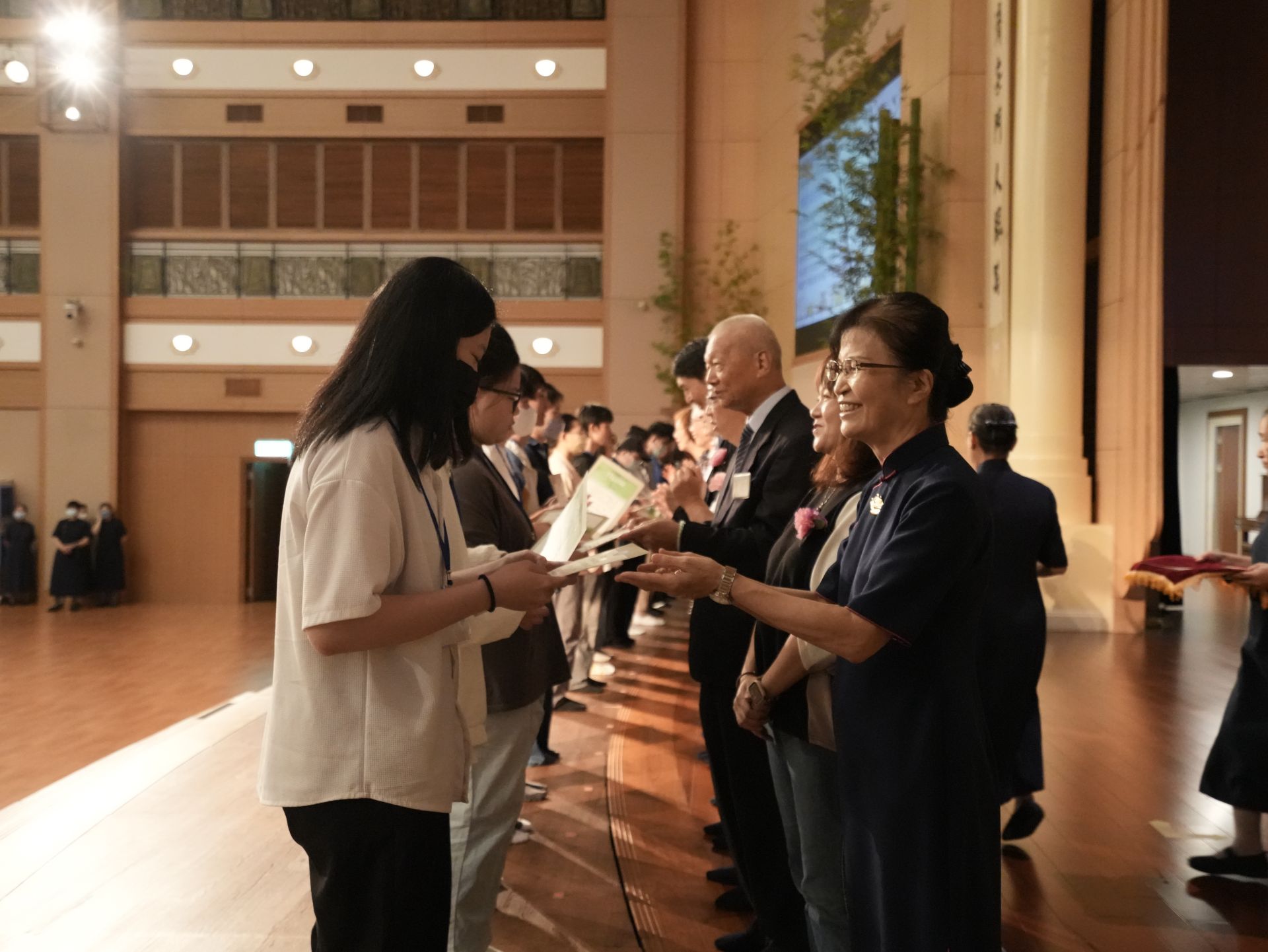 台中慈濟10月31日在台中靜思堂舉行新芽獎學金頒獎典禮,今年台中市共有1595位學子獲獎。