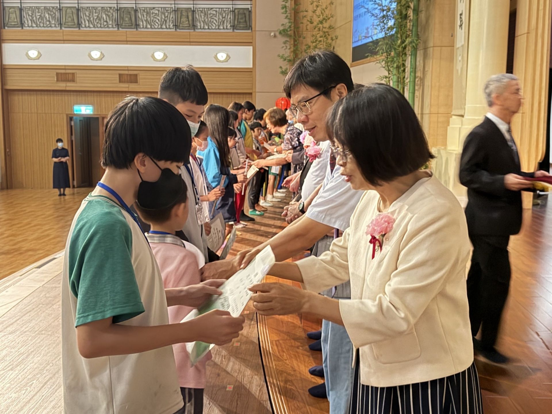 台中慈濟10月31日在台中靜思堂舉行新芽獎學金頒獎典禮。