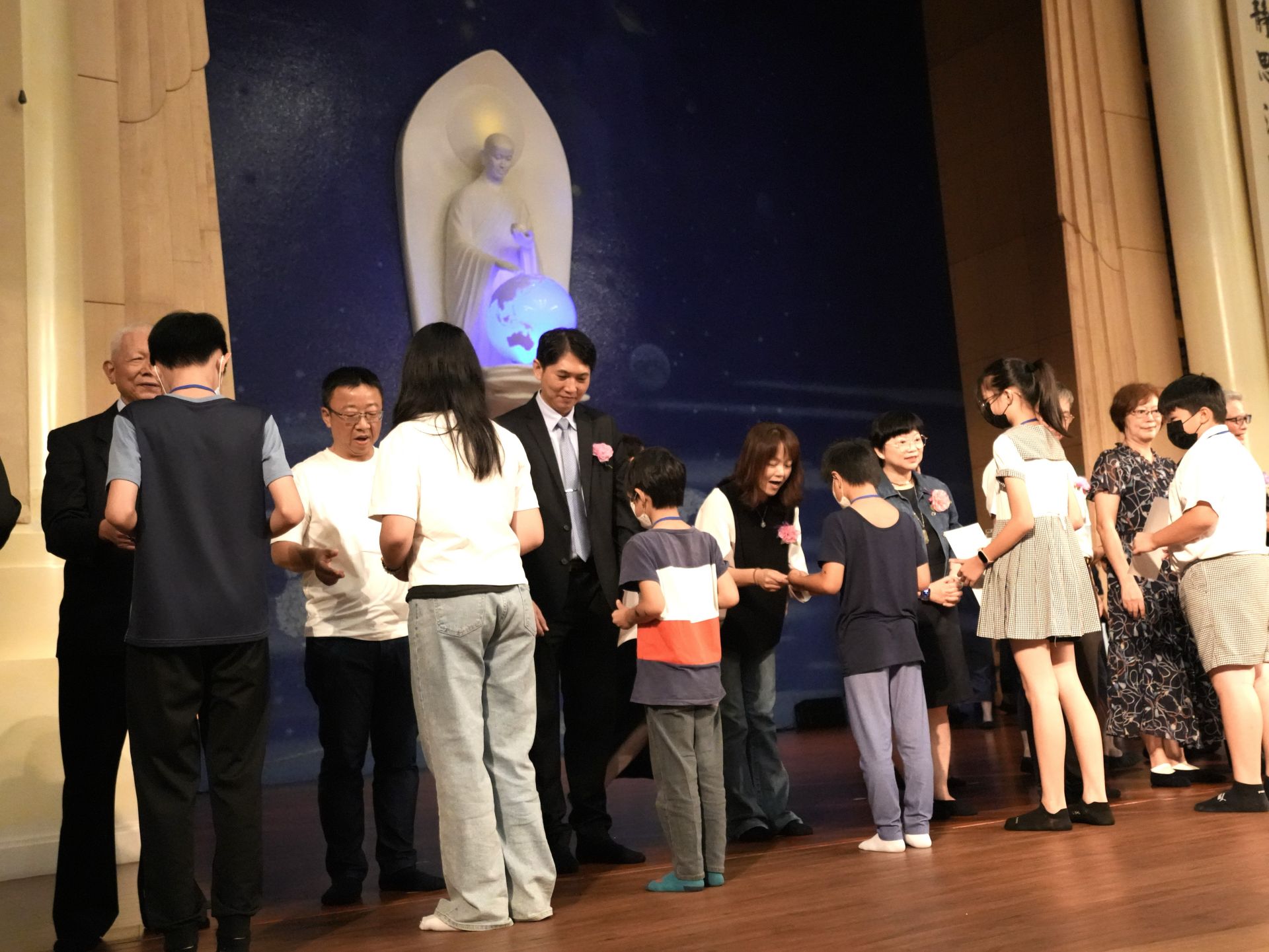 台中慈濟10月31日在台中靜思堂舉行新芽獎學金頒獎典禮。