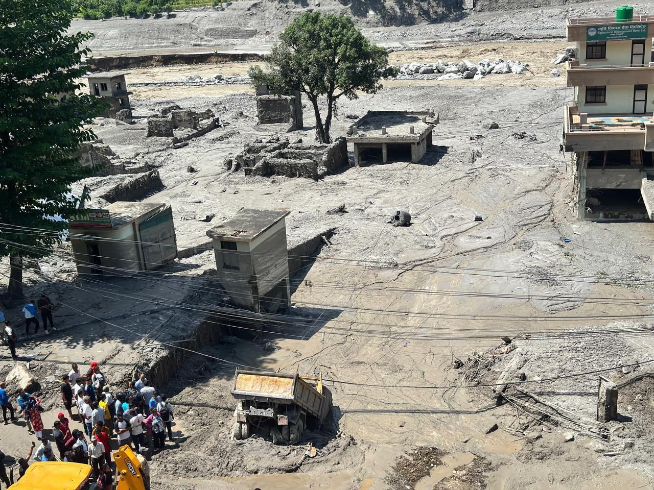 尼泊爾努瓦科特(Nuwakot)地區突遭土石洪災,因道路與橋梁毀損、通訊中斷,居民如陷孤島。(台灣世界展望會提供)