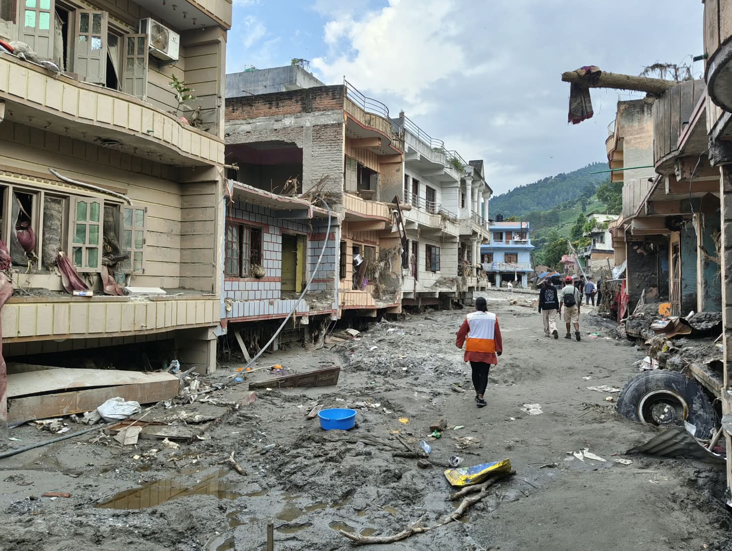 世界展望會團隊深入努瓦科特(Nuwakot),看見街道、房屋因山洪嚴重受損。(台灣世界展望會提供)