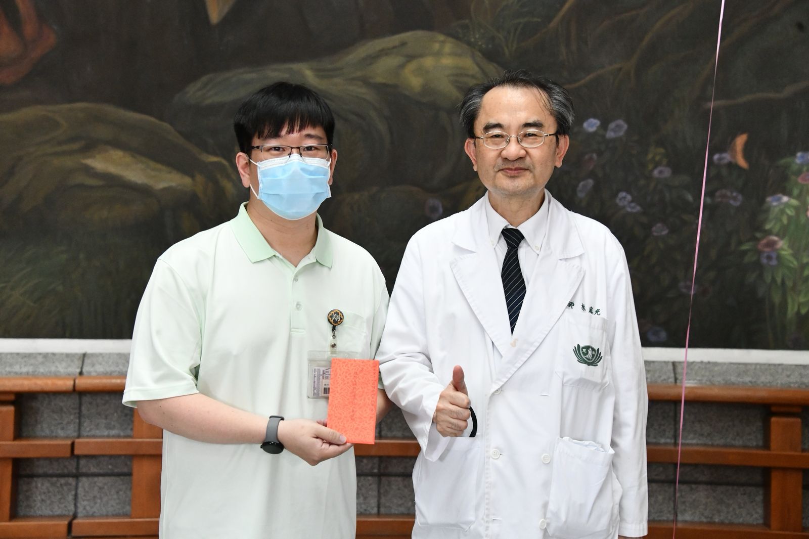 總務室同仁黃偉翔（左）透過4個月減重17公斤，獲減重比賽第一名