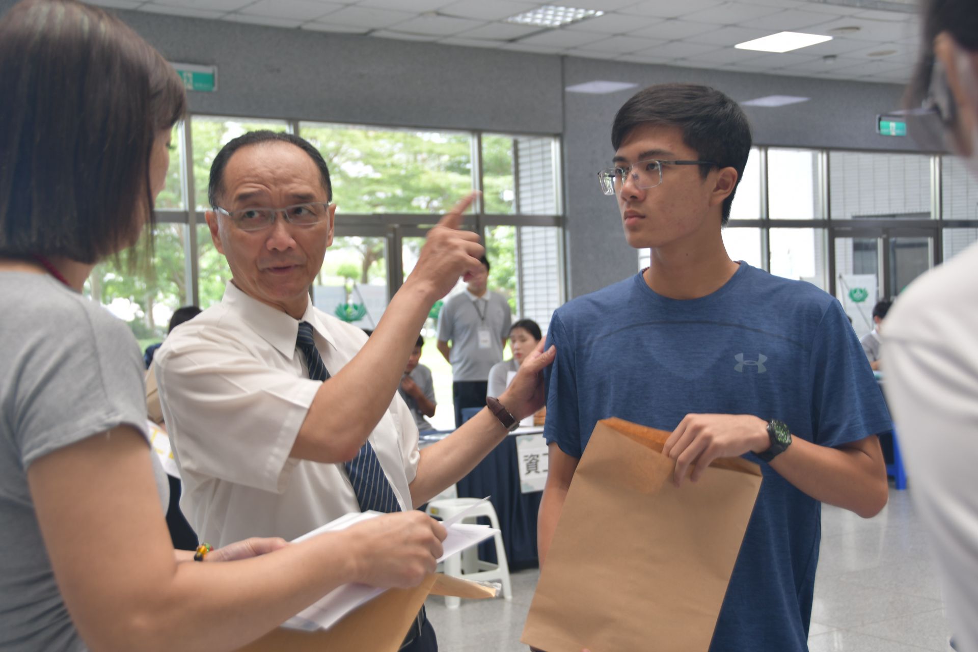 牛江山學務長穿梭現場關心報到學生及家人需求