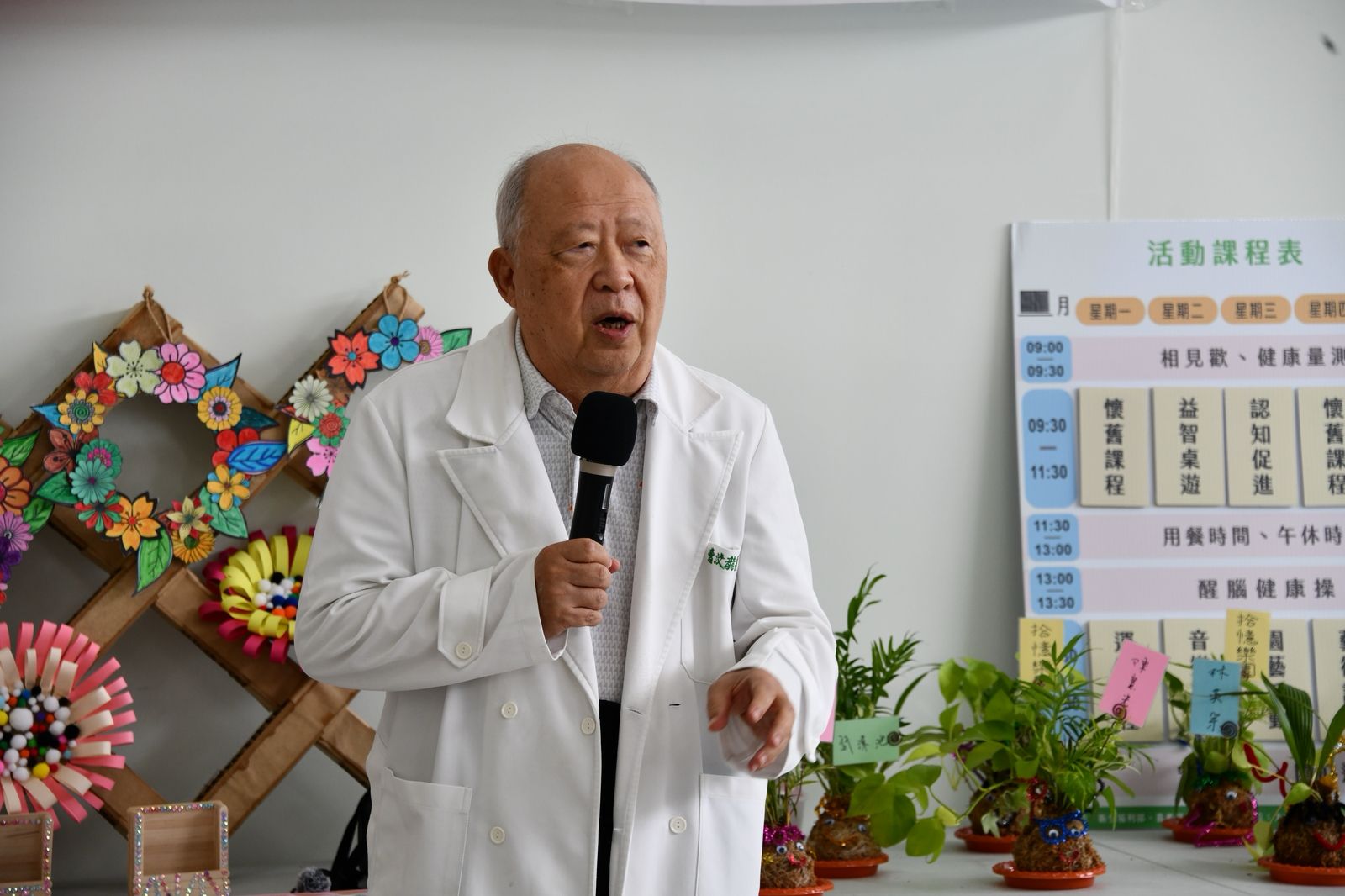大林慈濟醫院失智症中心主任曹汶龍說明拾憶樂園的現況