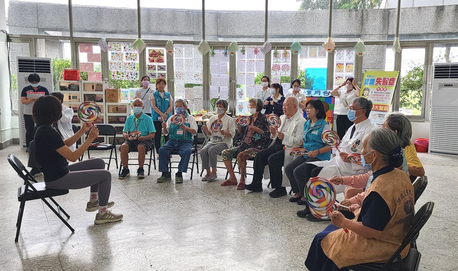 長者在老師帶領下演奏以糖果鼓、鈴鼓等樂器共同合奏