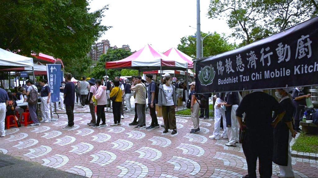 為落實臺北市防災公園規劃運作計畫,大安區公所於大安森林公園納入慈濟等民間力量組成團隊,共同辦理2026年全尺度實兵演練,強化災害應變與收容安置能力。