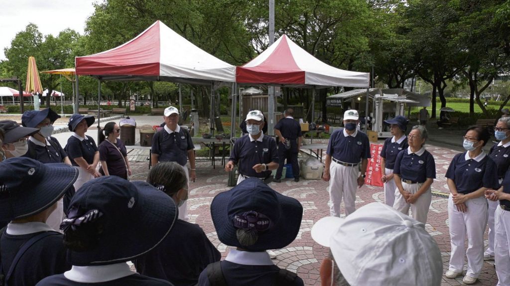 志工許學智(中)表示,此次防災演練安排模擬災民走訪各站點,讓志工熟悉各站點功能,協助災民登記、了解需求並發放緊急物資及安置,從實作中累積經驗。