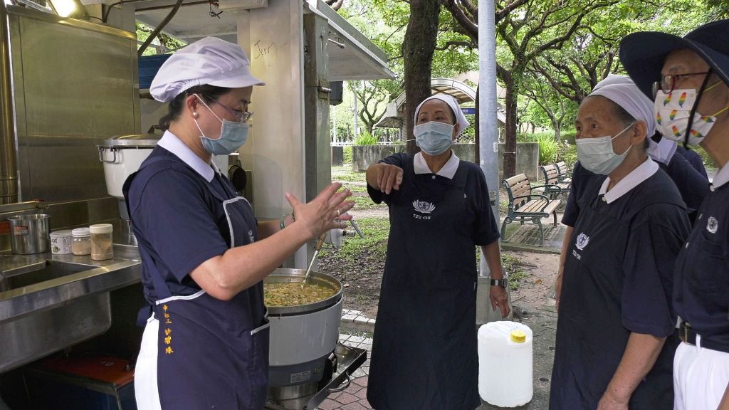 此次演練慈濟出動行動廚房,運用專業設備迅速提供餐點,維持災民所需的熱量與飽足。楊昭金(中)表示,香積飯加入咖哩及多種食材烹煮,讓參與者感受溫暖。