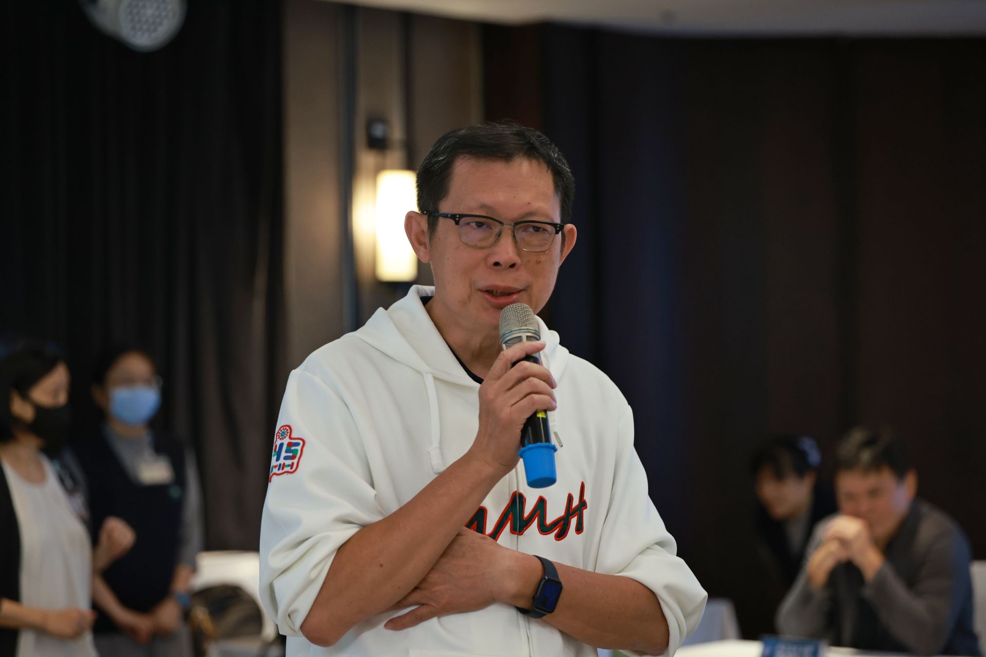 台東馬偕紀念醫院副院長張義芳提到,臺東癌症病人領取標靶藥物及定期抽血檢驗,往往需要長途往返,綠島、蘭嶼遇到天候不佳停航時,用藥與檢體運送的難題。