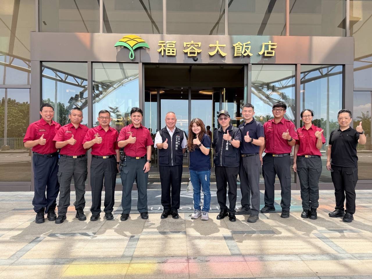局長蒞臨與同仁合影