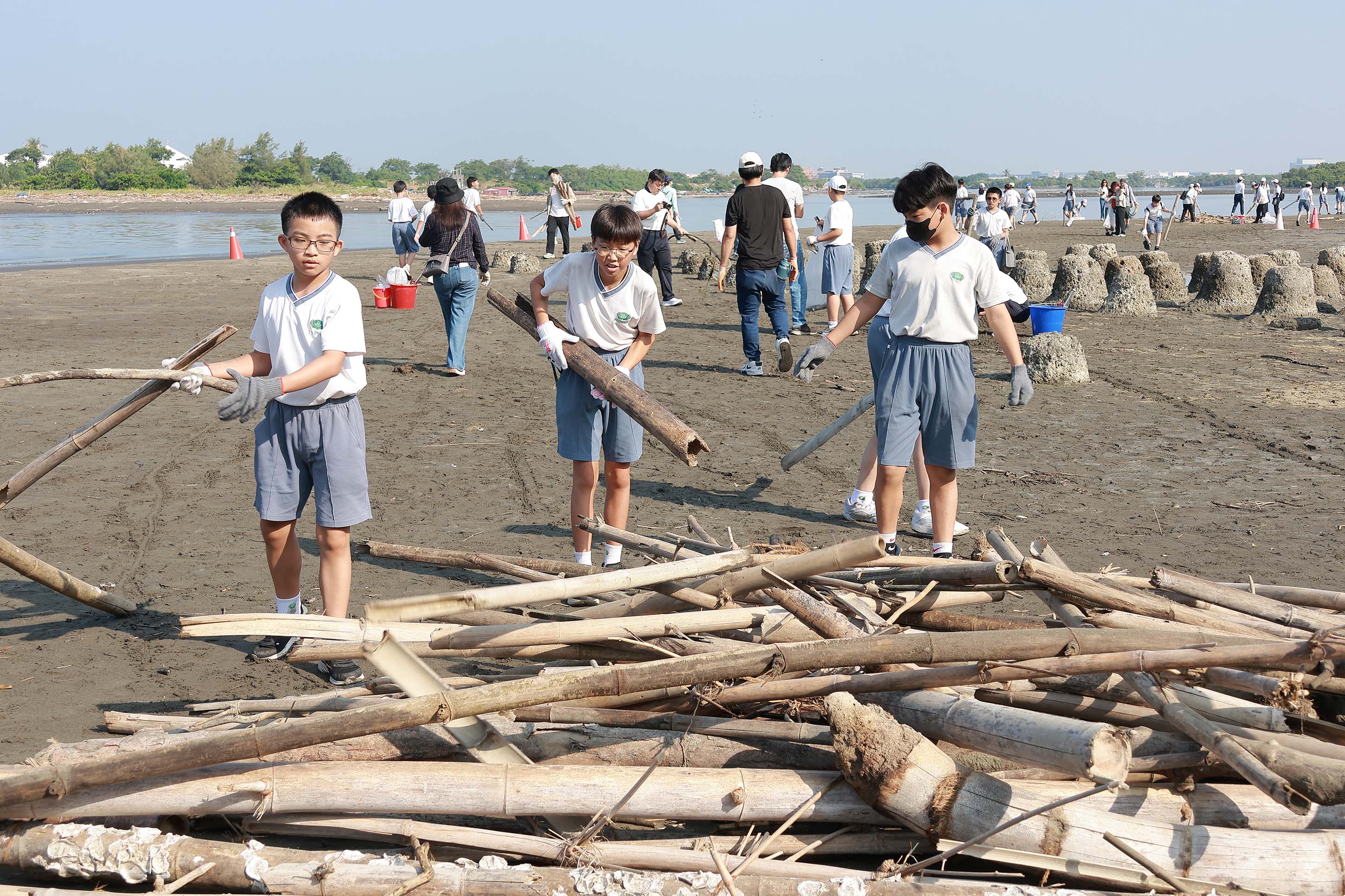 臺南慈濟高中國小部 志工淨灘護海洋