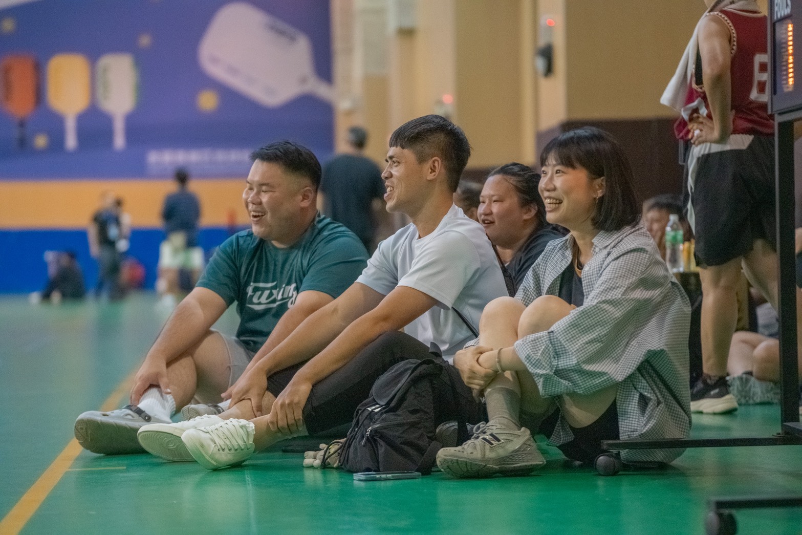 場邊加油聲不斷，參賽隊伍為場上選手加油打氣。