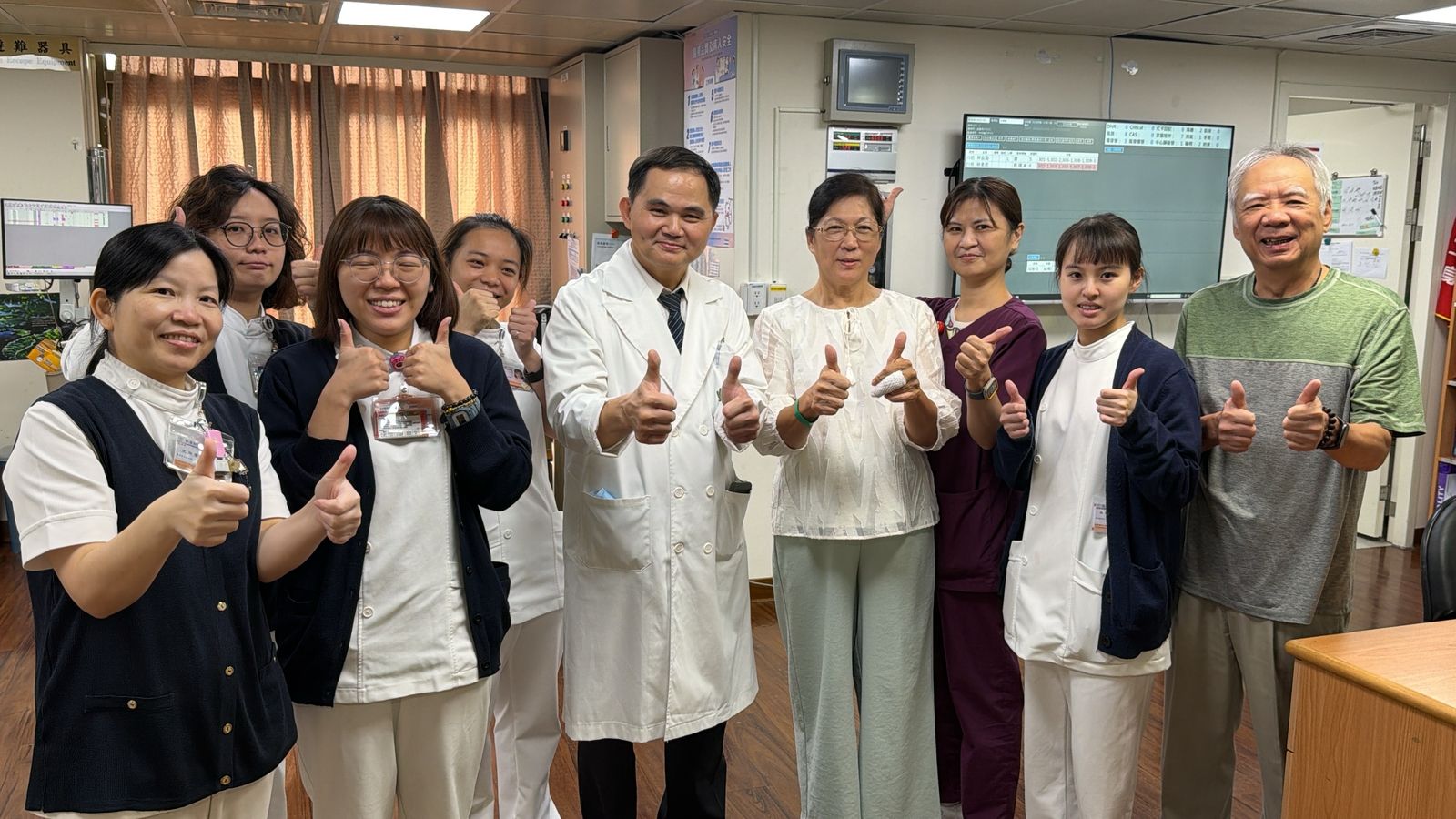 詹師姊接受手指人工關節置換除改善外觀、活動度外,更能把她最喜愛的慈濟手語,演繹得更到位。