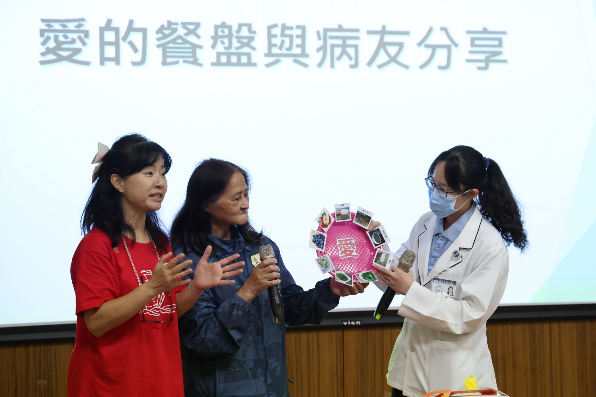 過程中由營養師及工作人員陪著病友討論，讓病友把抽象的營養知識轉化成回家後真正用得到的飲食選擇。