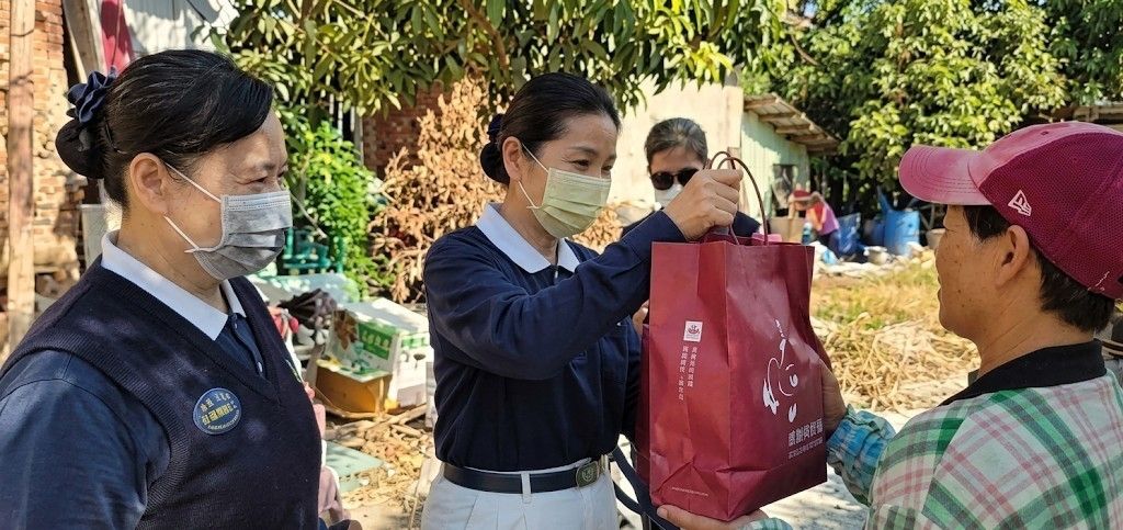 慈濟志工陳速美(中)、賴秀蒜(左),代表慈濟致贈冬令物資給關懷戶陳女士,祝福她平安吉祥。