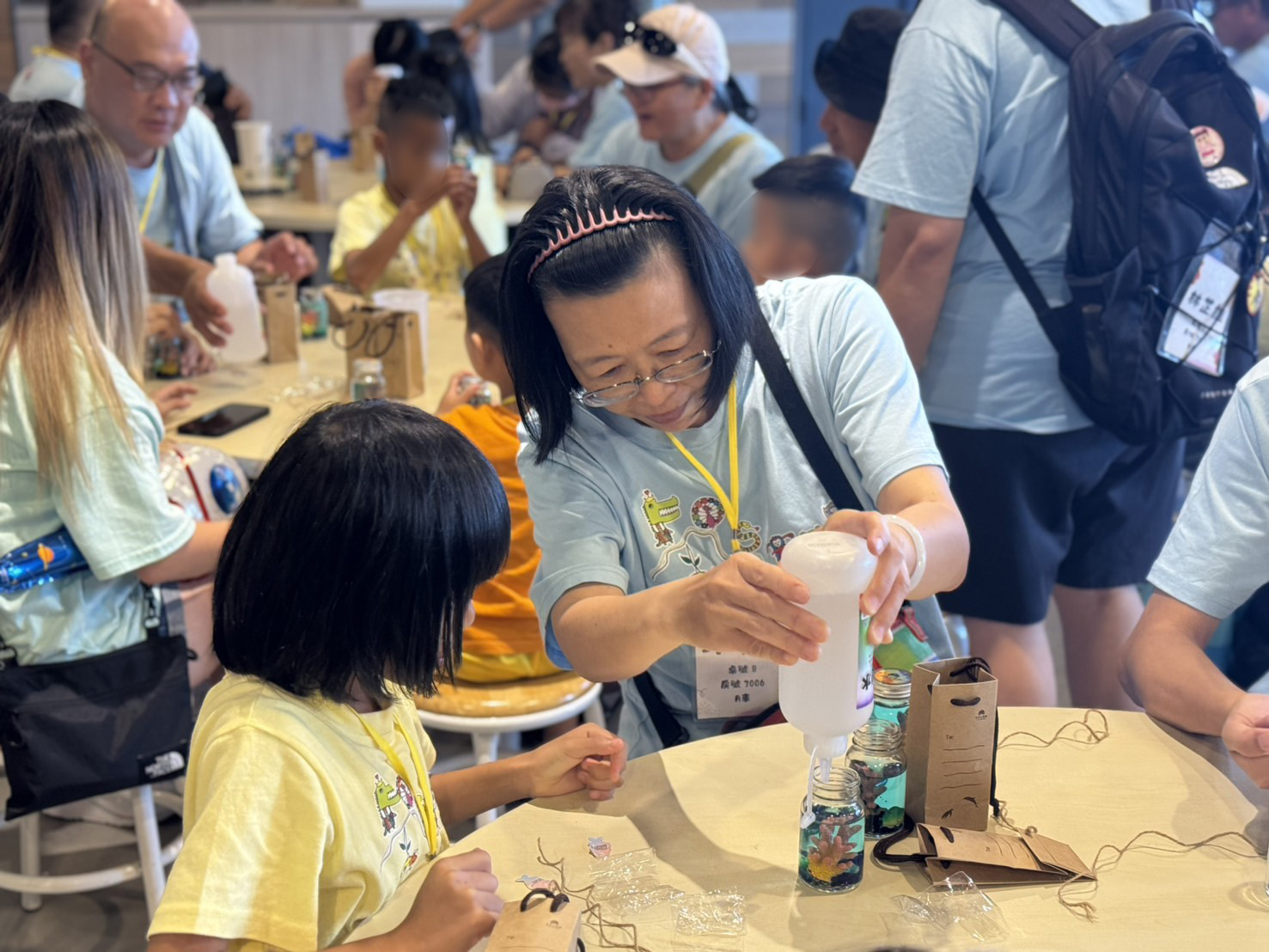 孩童與寄養母親一同參與冷靜瓶DIY製作