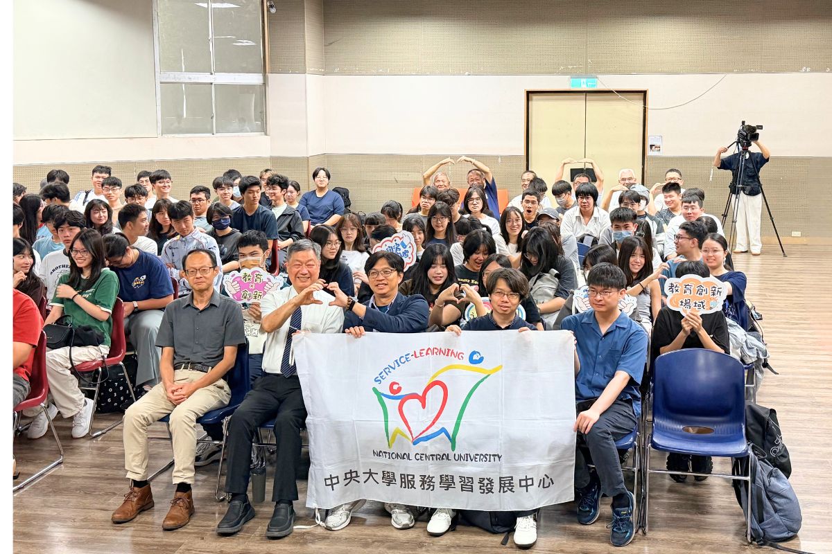 「慈濟輔具修繕與關懷暨青銀共學行前訓練」,超過百位學生參與。