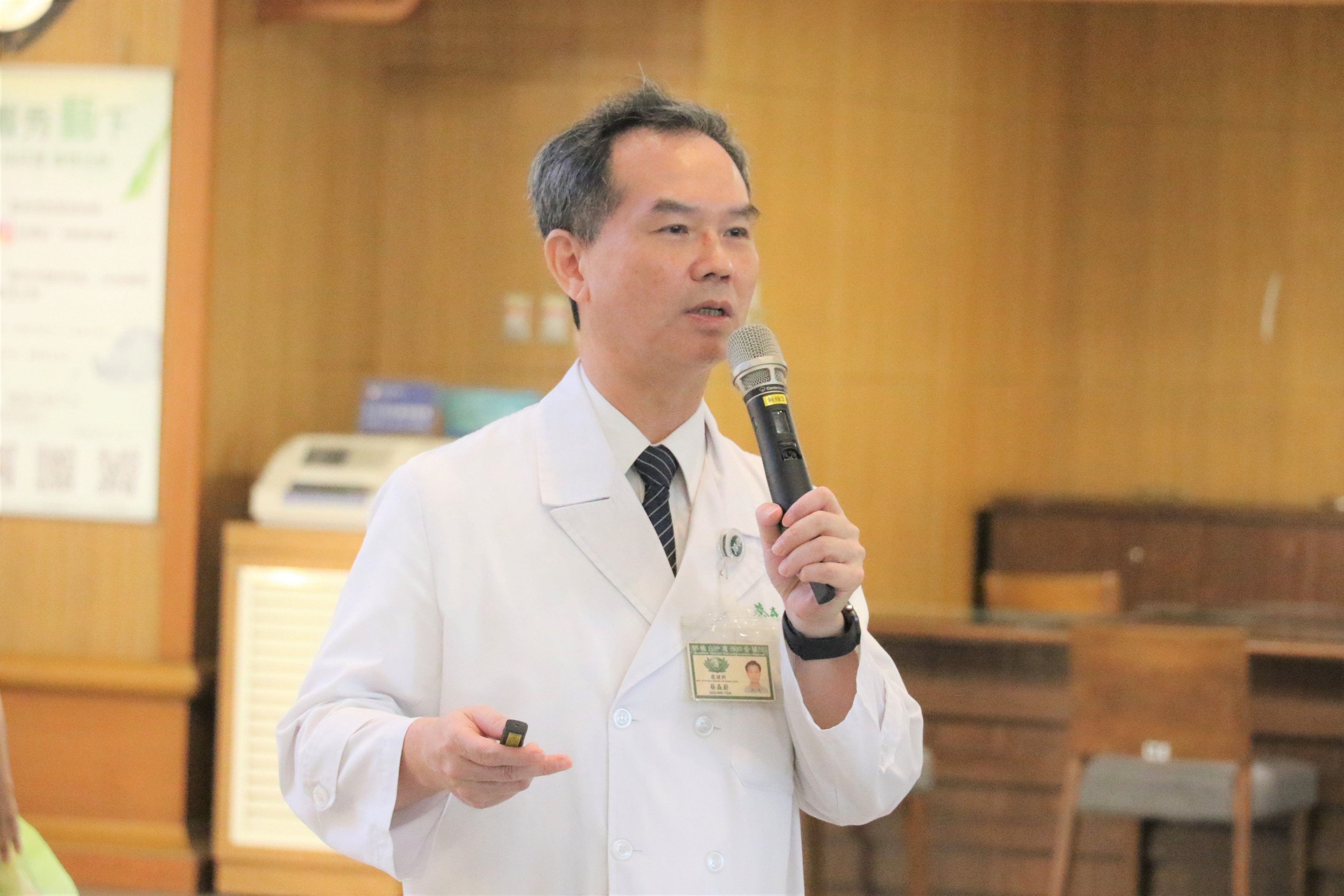 蔡森蔚主任分享預防肌少症及降低跌倒風險的方法。