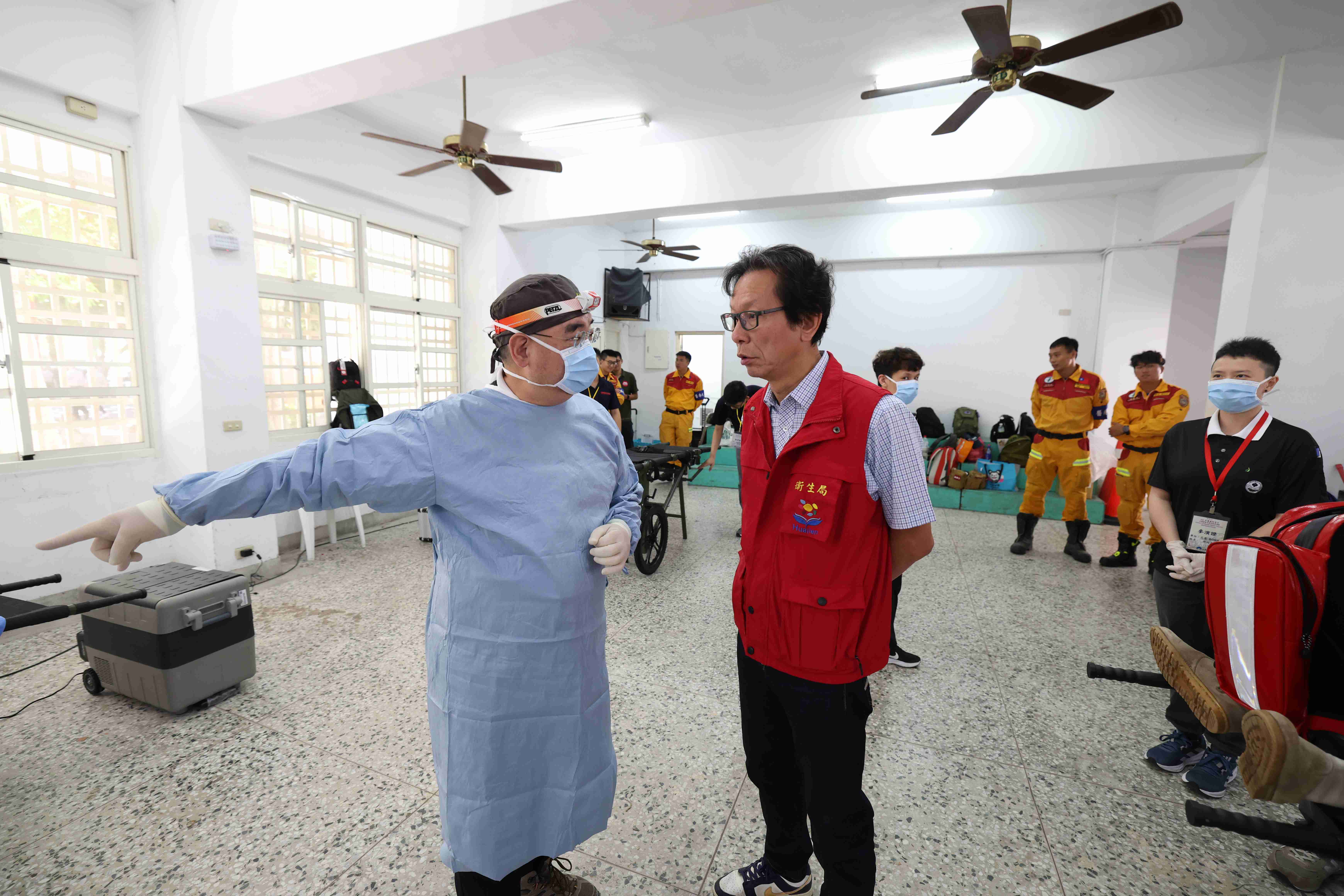 花蓮慈濟醫院備援手術室團長王健興(左)向花蓮縣衛生局長朱家祥說明團隊運作流程。