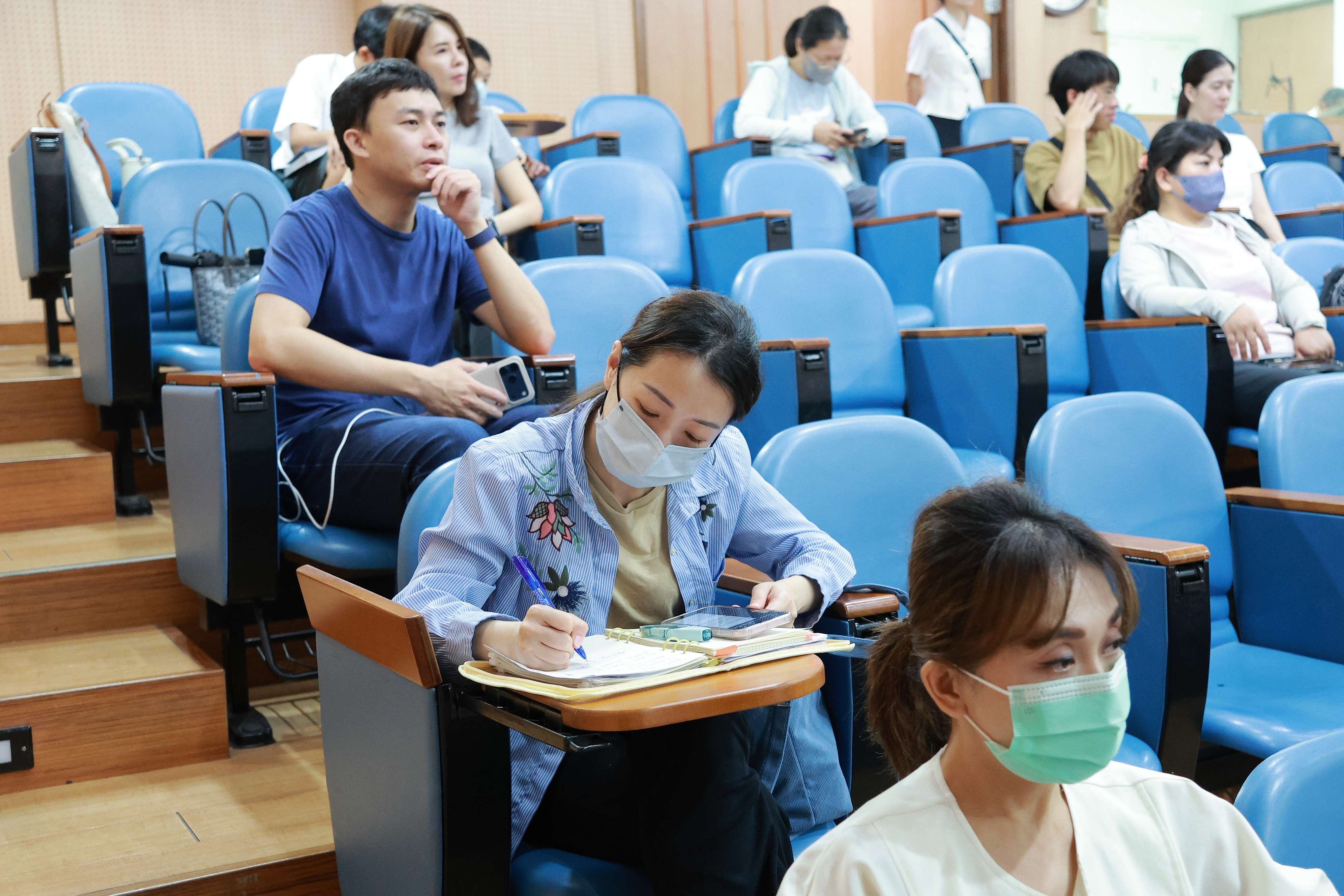 家長神情專注、筆記抄滿滿,用百分之百的用心,成為孩子最堅實的後盾!