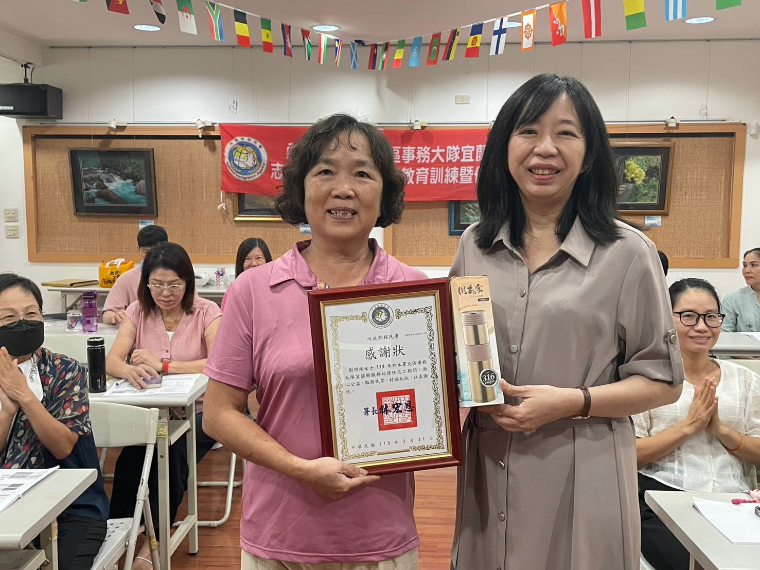 宜蘭縣服務站115年度資深優良志工劉明珠女士(左)