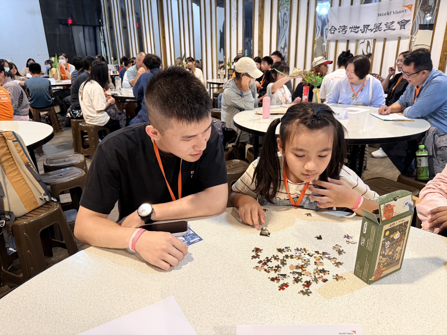 資助人特別準備拼圖送給孩子,並在活動中陪伴孩子一起動手拼湊,透過遊戲互動拉近彼此距離,在輕鬆愉快的相處中分享陪伴的喜悅,讓長期累積的關懷化為溫暖而真實的相聚回憶。