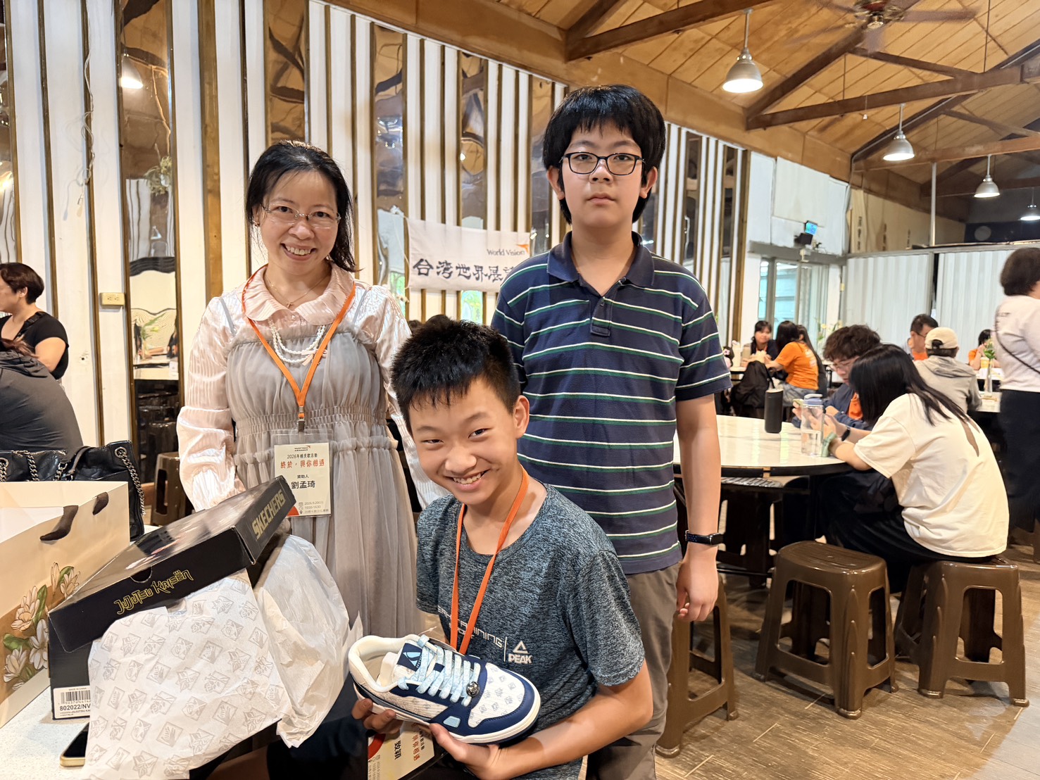 資助人劉小姐得知資助孩子喜歡跑步,特別準備一雙球鞋作為見面禮物,親手送上這份專屬心意。