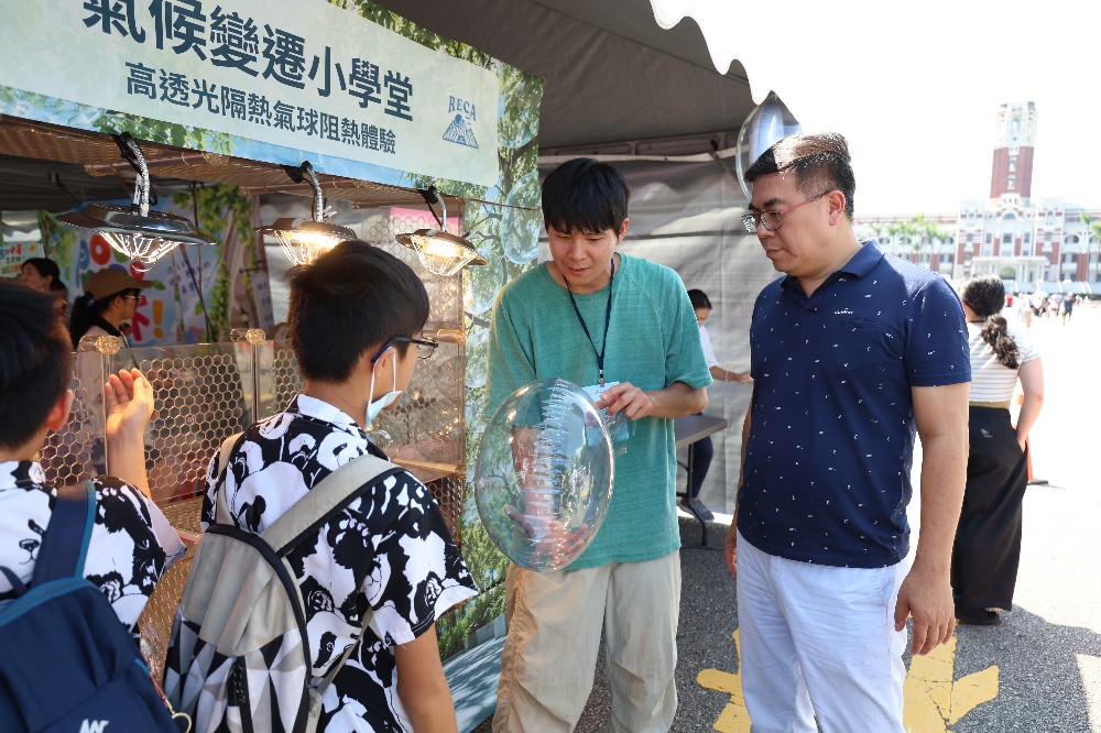 彭啓明部長於凱達格蘭大道上「氣候變遷小學堂」