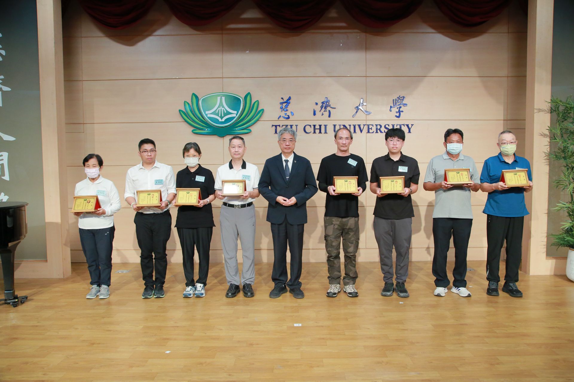陳宗鷹副校長頒發感恩紀念牌給每一位家屬,他表示這堂課學生學到的不只是醫療技術,也透過與無語良師及家屬的接觸,體會生命教育,與老師的期許。