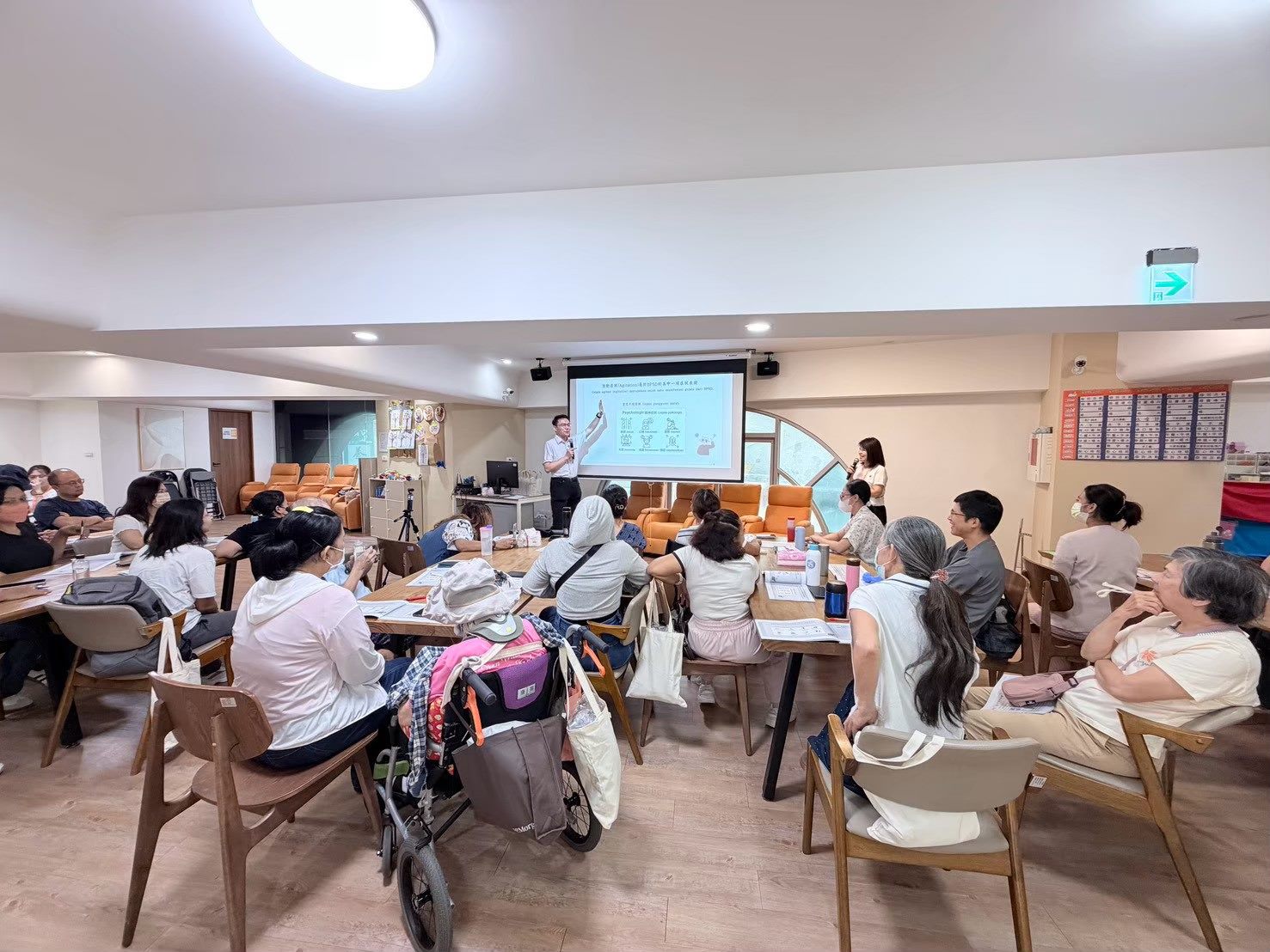 講師解說「失智症長者常見症狀及照顧應對方式」
