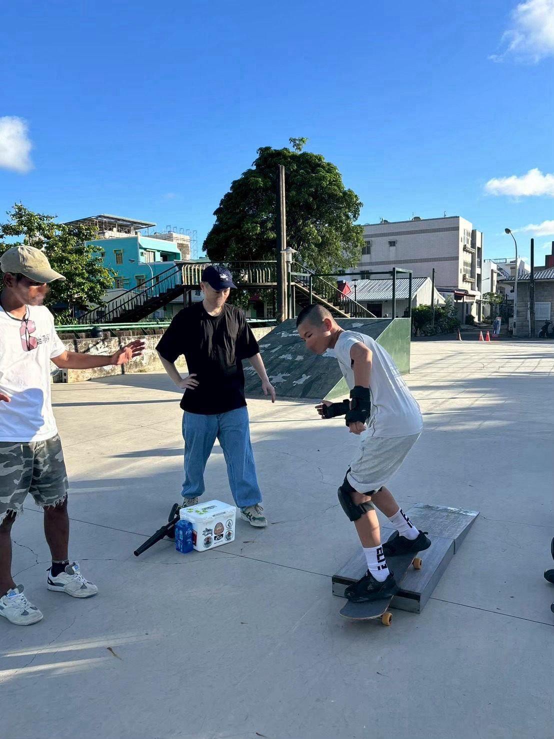 孩子在平時訓練中反覆練習滑板技巧，從一開始面對滑板的害怕，到逐漸掌握平衡、完成動作，在一次次嘗試中累積自信。(台灣世界展望會提供)