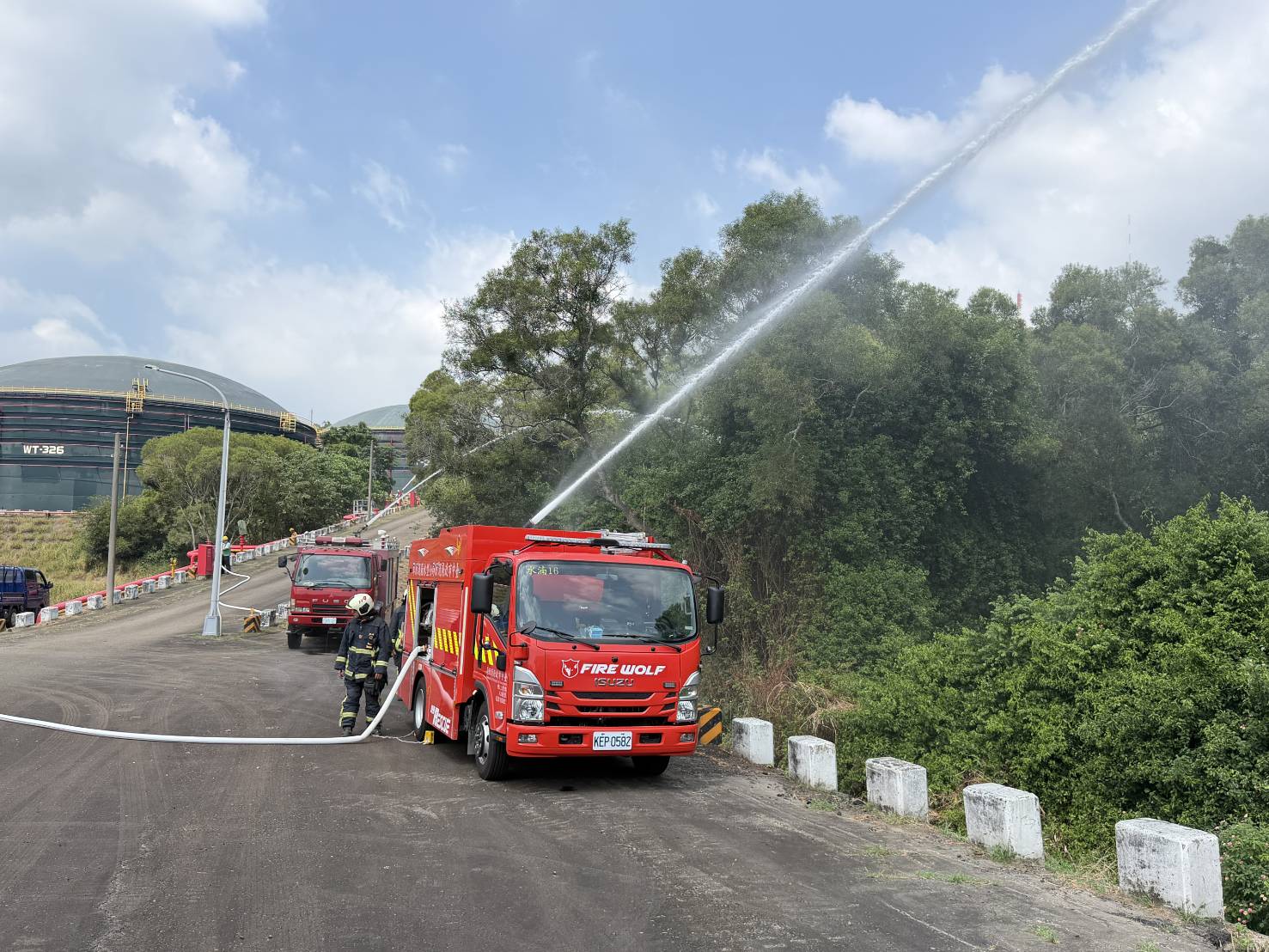 油庫消防車協助滅火