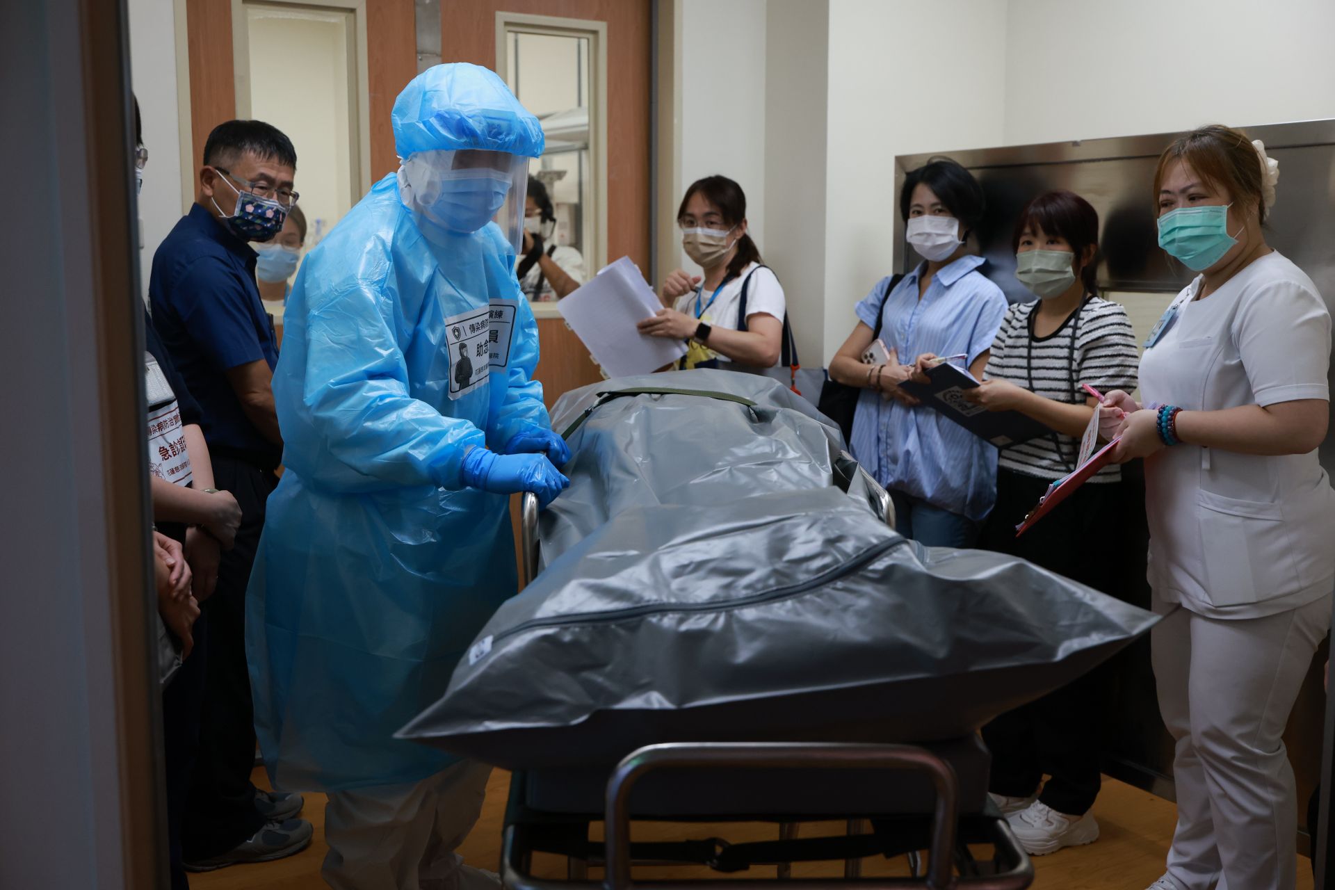 演習模擬第一位個案江先生在途中發生車禍重傷、低血壓、休克,轉送花蓮慈院負壓隔離病房途中失去呼吸心跳,經搶救無效宣告死亡。