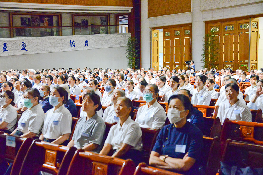全體學員聚精會神聆聽講師分析，當人工智慧(AI)遇見慈悲智慧(BI)「When AI Meets BI — Buddha's Intelligence」所傳達的概念。