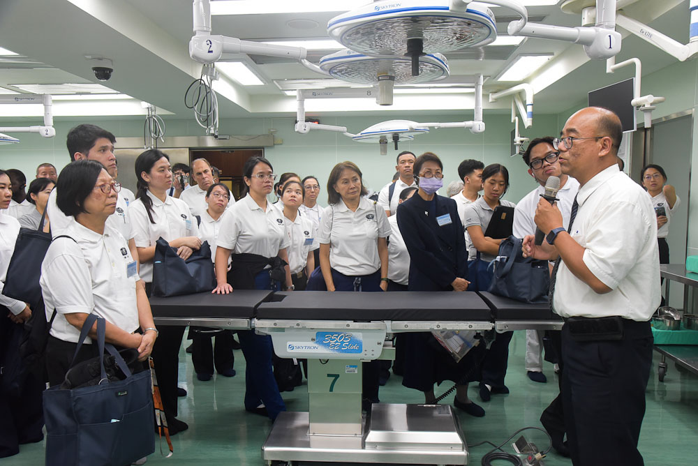慈濟大學模擬醫學中心遺體捐贈組張純樸組長為學員導覽模擬手術室與大捨堂。