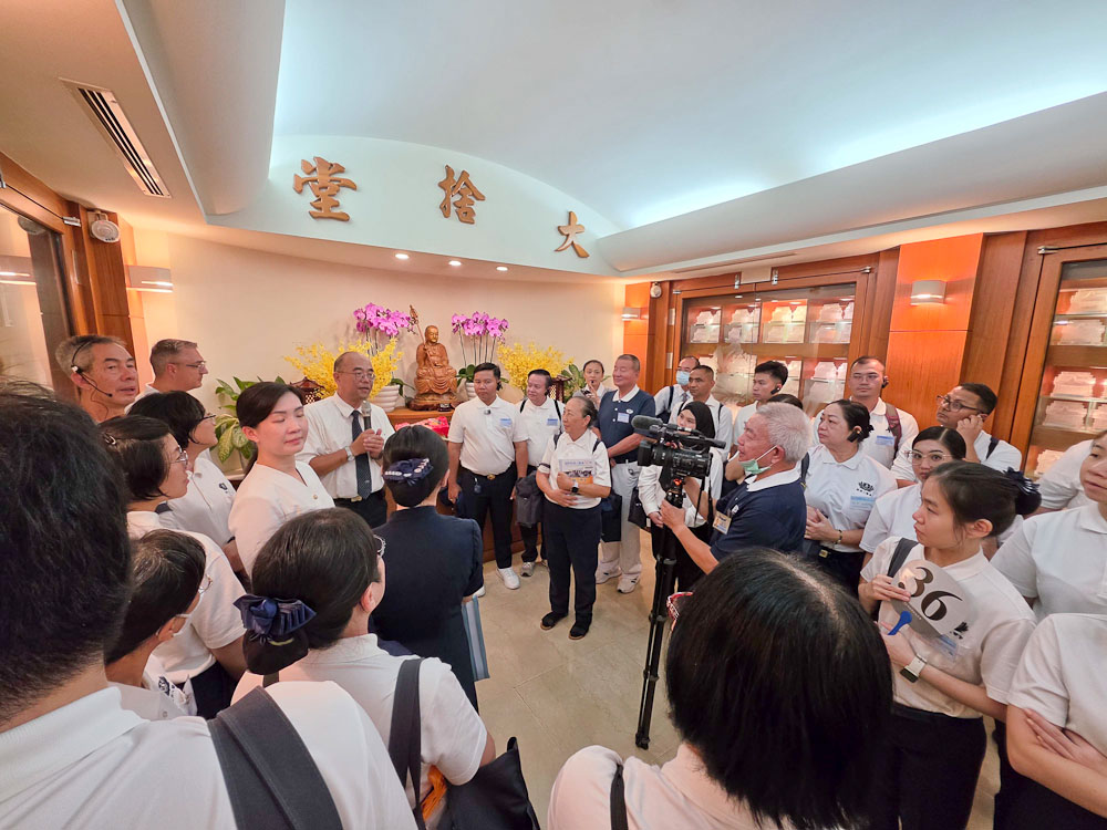 慈濟大學模擬醫學中心遺體捐贈組張純樸組長為學員導覽模擬手術室與大捨堂。