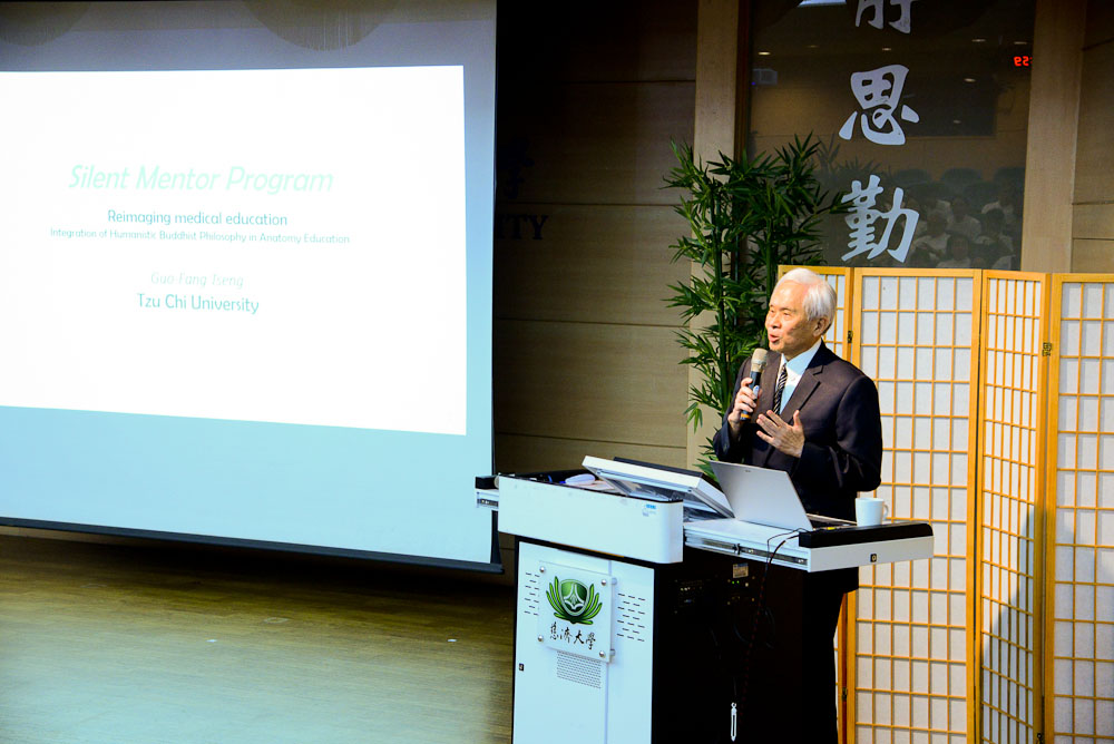 教育志業王本榮執行長分享，慈濟醫學教育將佛法精神與生命尊嚴融入解剖教學，讓大體老師無言說法，實現「尊重生命、莊嚴生活、超越生死」的精神。